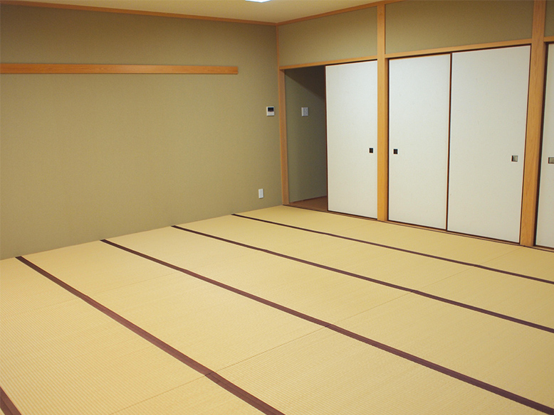 落ち着いた和室は広く、ご宿泊にも便利
